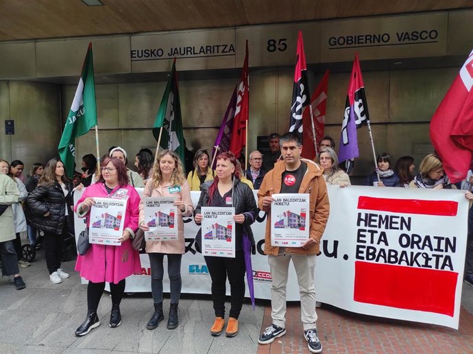 Concentración de los sindicatos Steilas, LAB, ELA y CCOO en el registro de  nuevas huelgas de la educación pública para el mes de mayo