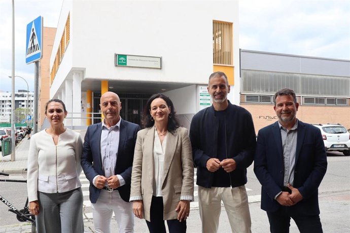 Hurtado (2º izda.) y Crespín (centro), junto a los ediles del PSOE Carmen González, Ángel Ortiz y Joaquín Dobladez (dcha.), ante el IES Zoco.