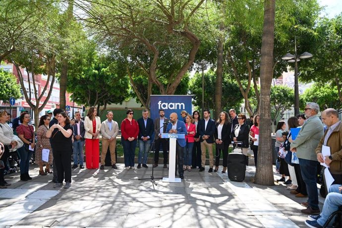 Representantes institucionales y asociaciones almerienses participan en el acto organizado por FAAM.