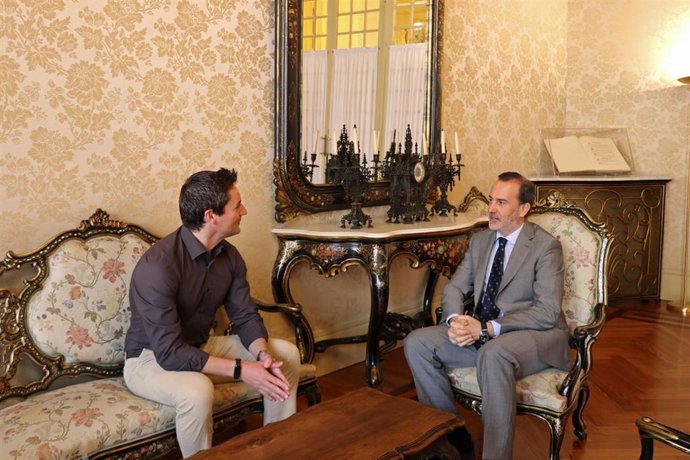 El presidente del Parlament, Gabriel Le Senne, y el presidente de la Asociación de Trabajadores Autónomos (ATA Baleares), Luis García.