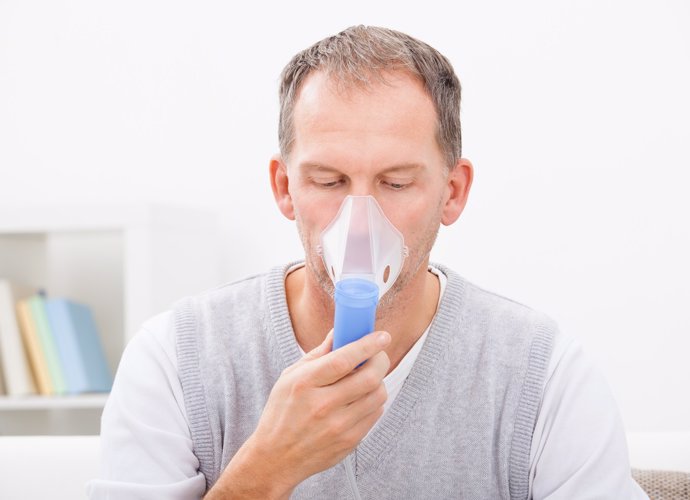 Archivo - Imagen de recurso de un hombre con mascarilla.
