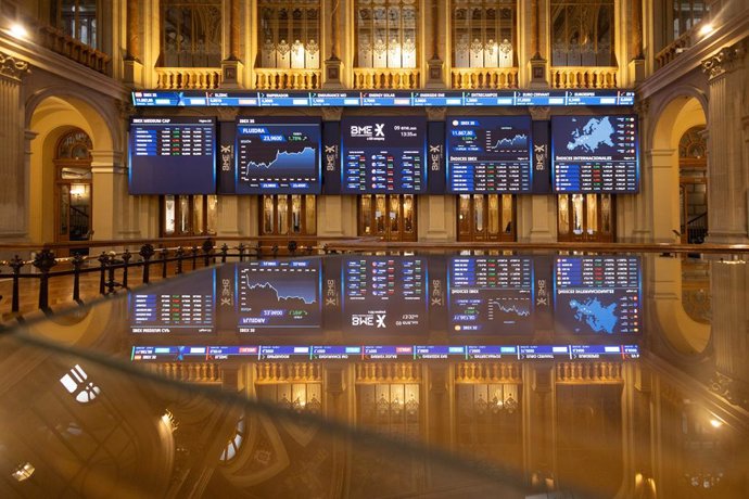 Archivo - Paneles del Ibex, en el Palacio de la Bolsa de Madrid, a 9 de enero de 2024, en Madrid (España). El Ibex 35 registraba al mediodía de este jueves, 9 de enero, un alza de un 0,5%, hasta situarse en los 11.857,1 puntos, en una jornada en la que Wa