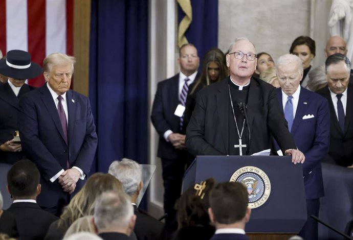 Archivo - January 20, 2025, Washington, District Of Columbia, USA: Timothy Cardinal Dolan (3-R), the archbishop of New York, delivers an invocation as President-elect Donald Trump (L) and President Joe Biden (R) listen at the start of the inauguration cer