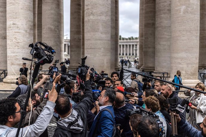 05 May 2025, Vatican, Vatican City: A cardinal is surrounded by journalists on his arrival at the General Congregation of Cardinals at the Vatican. The conclave to elect a new pope begins on May 7. Photo: Oliver Weiken/dpa