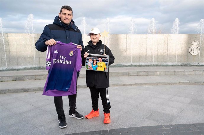 Archivo - El exfutbolista Iker Casillas y Hugo, un niño enfermo.
