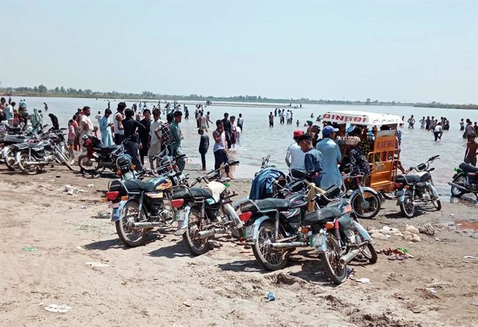 Archivo - May 28, 2020, Pakistan: SIALKOT, PAKISTAN, MAY 28: People are enjoying bath to beat the heat of scorching sun .into a River Chenab during a hot day of summer season in Sialkot on Thursday, May 28, 2020.
