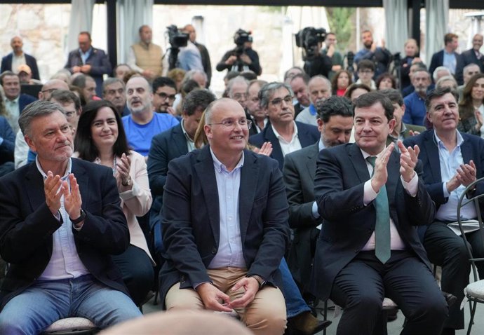 Francisco Vázquez (i),  Miguel Tellado y Alfonso Fernández Mañueco, en primer término, durante el acto en Ávila.