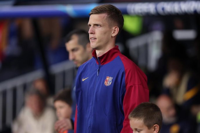 Dani Olmo, do FC Barcelona, observa durante a partida de ida da semifinal da Liga dos Campeões da UEFA 2024/25, entre FC Barcelona e FC Internazionale Milano, no Estadi Olimpic Lluis Companys, em 30 de abril de 2025, em Barcelona, Espanha.