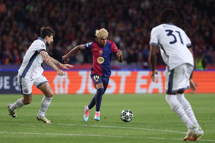 Lamine Yamal of FC Barcelona and Francesco Acerbi of FC Internazionale in action during the UEFA Champions League 2024/25 Semi Final First leg, match between FC Barcelona and FC Internazionale Milano at Estadi Olimpic Lluis Companys on April 30, 2025 in B