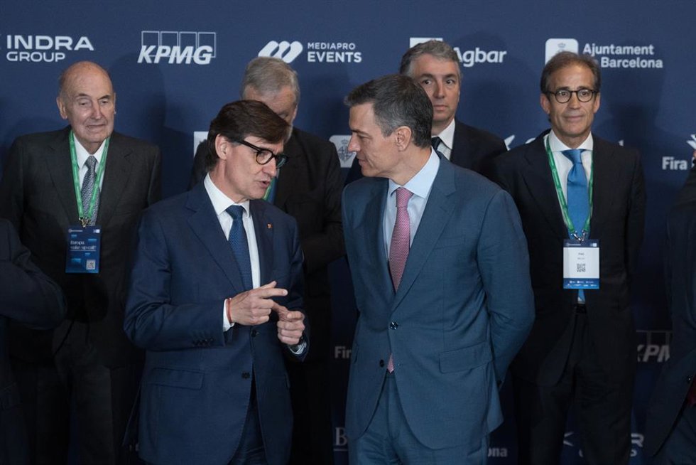 El presidente del gobierno, Pedro Sánchez, y el presidente de la Generalitat de Catalunya, Salvador Illa, durante la 40 Reunió Cercle d'Economia, en el Palau de Congresos de Cataluña, a 5 de mayo de 2025, en Barcelona, Cataluña (España). La edición de e