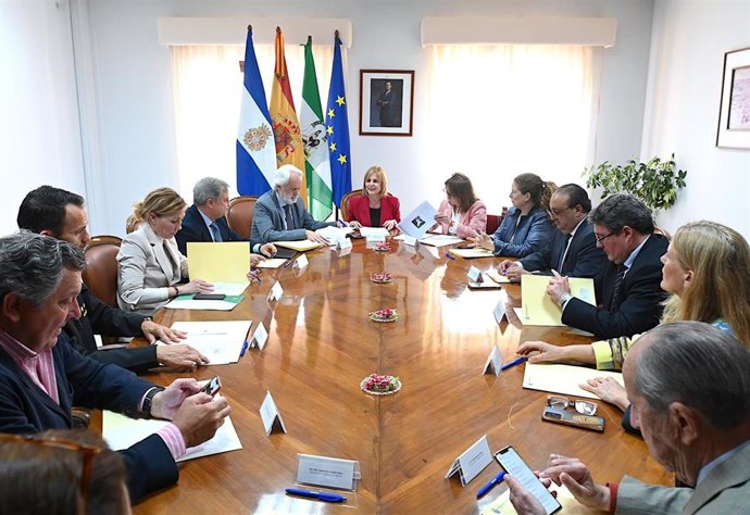 Jurado deL premio, presidido por la alcaldesa de Jerez de la Frontera, María José García-Pelayo