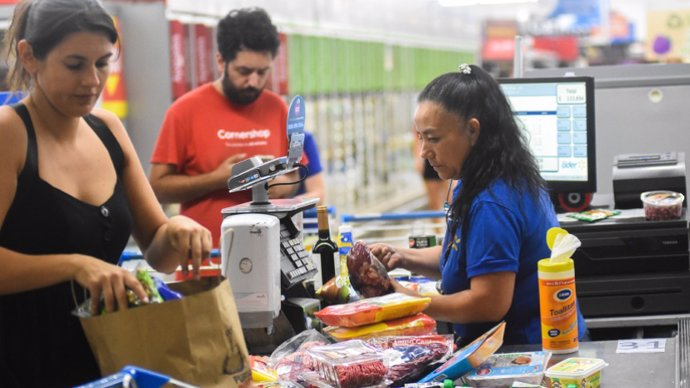 Archivo - Walmart Chile limita la compra de productos de limpieza