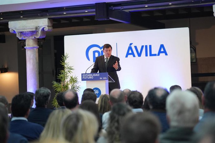 El presidente de la Junta y presidente del PP de Castilla y León, Alfonso Fernández Mañueco, en un acto en Ávila este lunes.