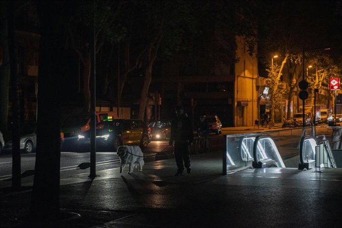 Las calles de la ciudad sin luz durante el apagón, a 28 de abril de 2025, en Barcelona, Cataluña (España).