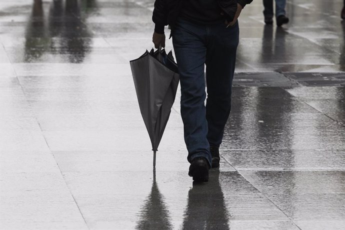 Archivo - Arxivo - Imatge d'arxiu una persona passejant en un dia de pluja