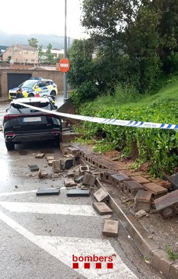 Muro caído sobre un coche en Sant Vicenç dels Horts (Barcelona)