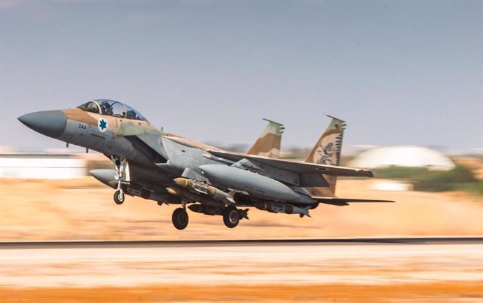 Un avión de combate F-15 israelí despegando para bombardear objetivos hutíes en Hodeida, Yemen