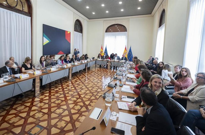 La ministra de Juventud e Infancia, Sira Rego, durante la reunión del Pleno de la Conferencia Sectorial de Infancia y Adolescencia, en la sede del Ministerio de Política Territorial y Memoria Democrática, a 5 de mayo de 2025, en Madrid (España).