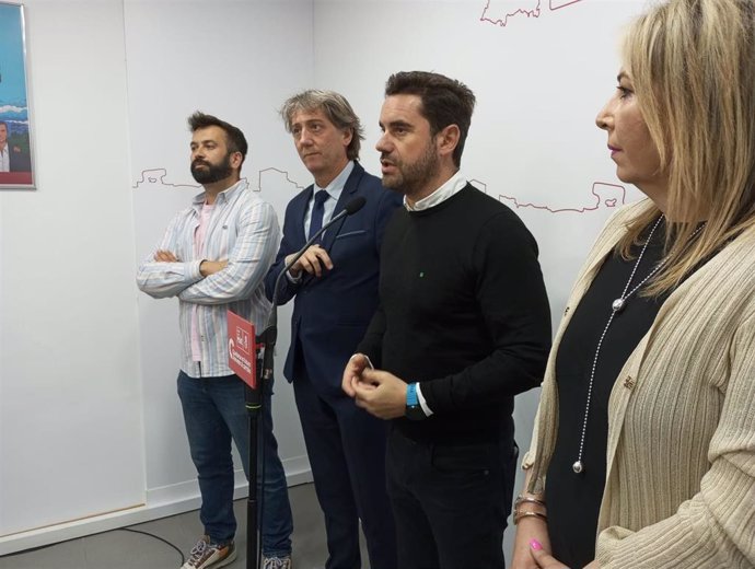 El secretario municipal de Zamora ciudad, David Gago; el secretario general del PSOE de Castilla y León, Carlos Martínez; el secretario provincial del PSOE de Zamora, Antidio Fagúndez; y la secretaria municipal del PSOE de Benavente, Patricia Martín.
