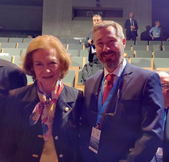 La Reina Doña Sofía con el presidente del Banco de Alimentos de Melilla Pedro Paredes, en un acto en Madrid