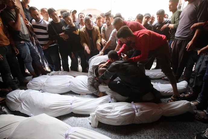 April 9, 2025, Gaza City, Gaza Strip, Palestinian Territory: Palestinian mourners attend the funeral procession of victims of an Israeli strike on Shujaiyya neighbourhood, at the Ahli Arab Hospital, also known as the Maamadani (Baptist) Hospital, in Gaza 