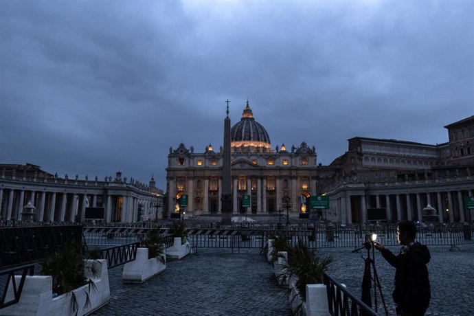 Un periodista grabando frente a la basílica de San Pedro.
