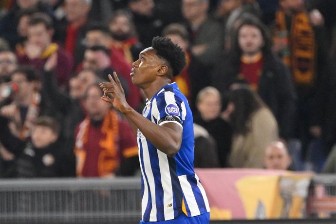 Archivo - Samu Omorodion con el Oporto