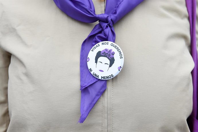 Archivo - Chapa que reza 'Vivas nos queremos, ni una menos' 