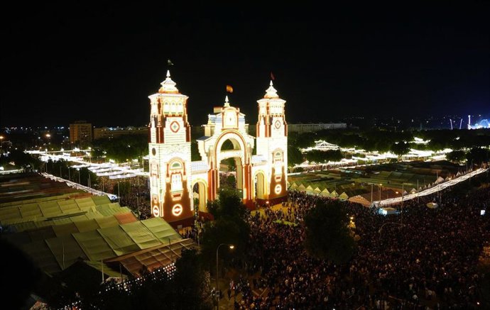 Comienza la Feria de Sevilla con el alumbnrado de la portada
