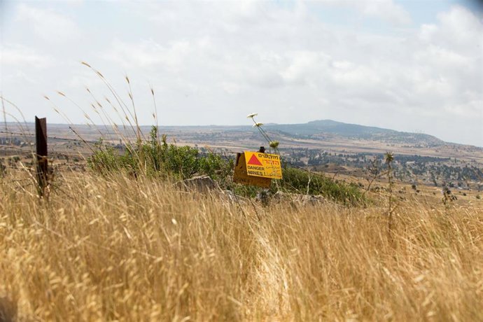 Archivo - Imagen de archivo de una señal que advierte de la presencia de minas en los ocupados Altos del Golán