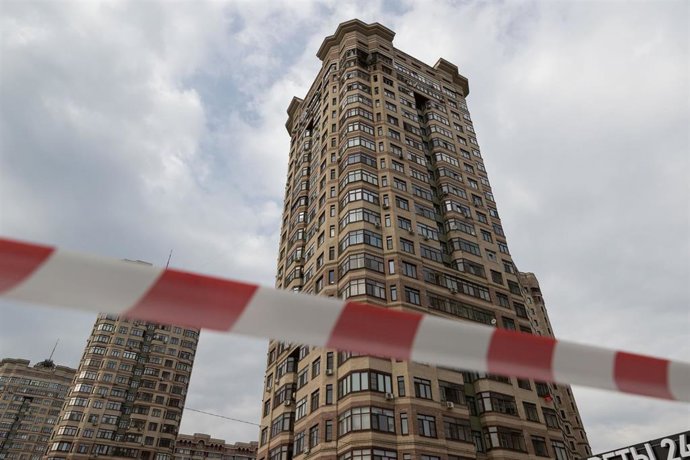 Archivo - Imagen de archivo de un edificio en Moscú afectado tras un ataque con drones