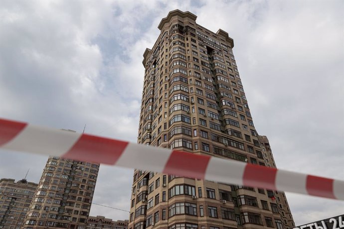 Archivo - MOSCOW, March 11, 2025  -- This photo taken on March 11, 2025 shows a damaged residential building in Moscow Region, Russia. Russia's air defense systems shot down 337 Ukrainian drones overnight, the Russian Ministry of Defense announced Tuesday