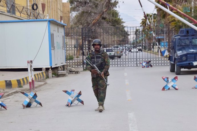 Archivo - QUETTA (PAKISTAN), March 12, 2025  -- A security personnel stands guard on a road near a railway station in Quetta, Balochistan province, Pakistan, on March 12, 2025. Twenty-one passengers, four soldiers and 33 terrorists were killed after heavi