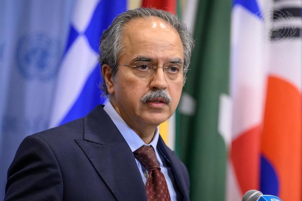 Asim Iftikhar Ahmad, representante permanente de Pakistán ante Naciones Unidas, informa a los periodistas sobre la situación en Pakistán y la India, en Nueva York, el 5 de mayo de 2025. UN Photo/Loey Felipe