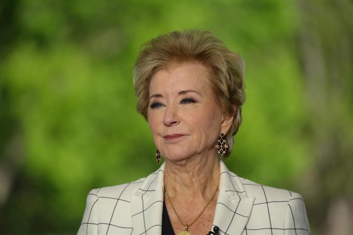 La secretaria de Educación de Estados Unidos, Linda McMahon, habla con la prensa en la Casa Blanca sobre la disputa de la Administración con la Universidad de Harvard, en Washington, Estados Unidos, el 16 de abril de 2025.