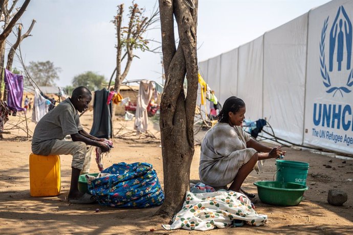Archivo - JUBA, Feb. 28, 2025  -- Sudanese refugees do laundry at the Gorom refugee settlement on the outskirts of Juba, South Sudan, Feb. 27, 2025. The Gorom refugee settlement currently hosts approximately 16,000 refugees, primarily from Sudan, with som