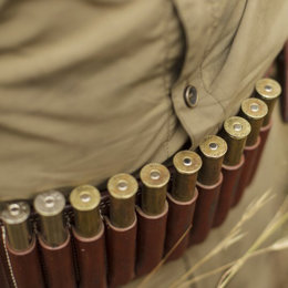 Archivo - Un cinturón de cartuchos en un uniforme militar en Camerún, en 2018.