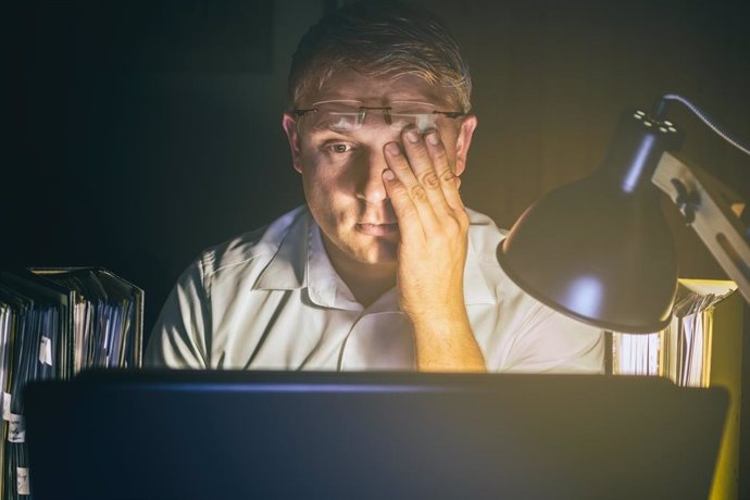 Archivo - Hombre trabajando de noche.