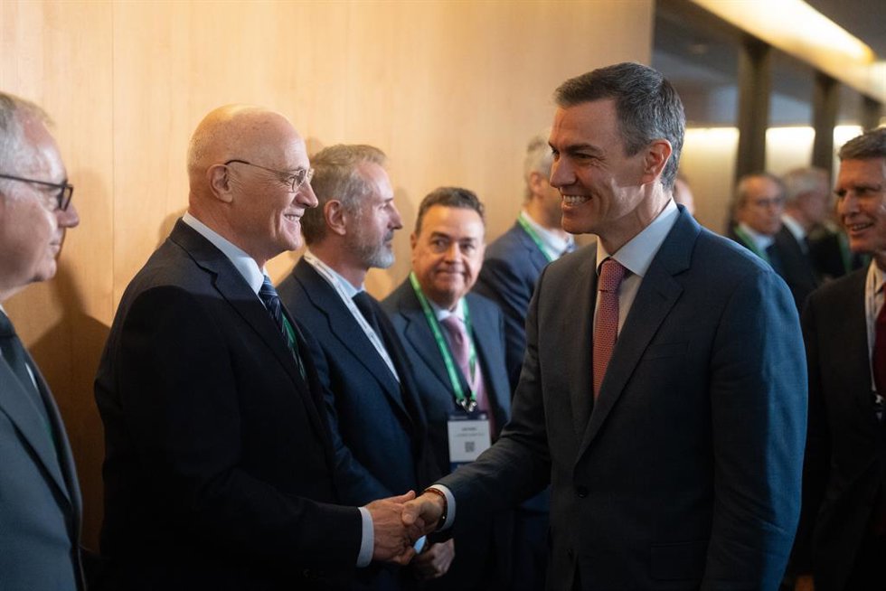 El presidente del Gobierno, Pedro Sánchez (d), saluda al presidente del Banco Sabadell, Josep Oliu (i), durante la 40 Reunió Cercle d'Economia, en el Palau de Congresos de Cataluña, a 5 de mayo de 2025, en Barcelona, Cataluña (España). La edición de est