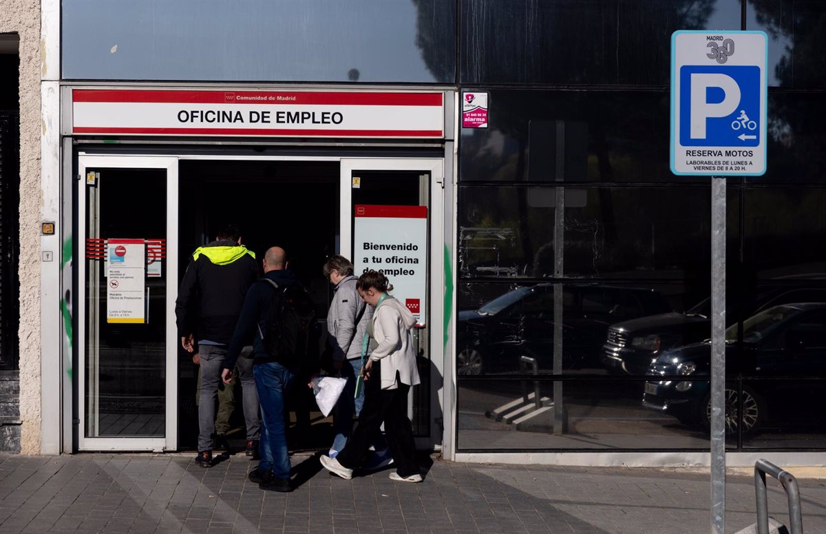 El paro baja en 67.420 personas en abril, hasta los 2,51 millones, su menor cifra en 17 años