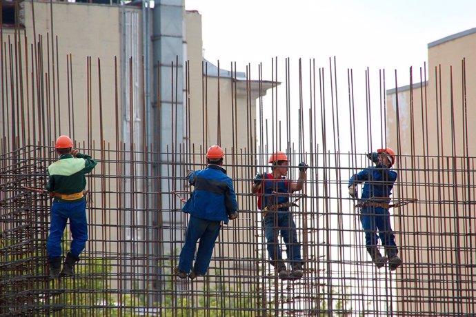 Archivo - Trabajadores en una obra.