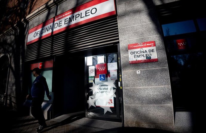 Archivo - Un hombre en la entrada de una oficina del SEPE, a 1 de abril de 2025, en Madrid (España). 