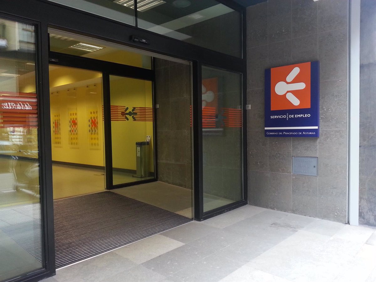 El paro baja en 1.645 personas en abril en Asturias hasta los 52.962 desempleados