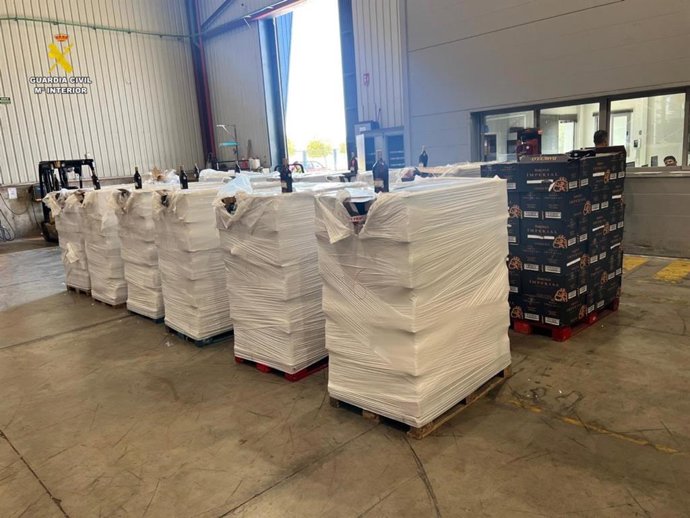 Lotes con botellas de ron falsificadas para su venta desde Sevilla.