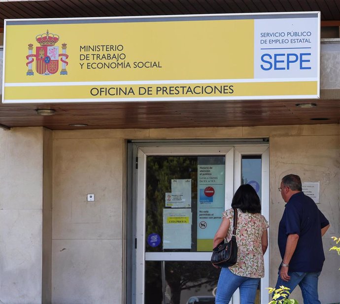 Archivo - Dos personas entran a una oficina del SEPE, a 4 de junio de 2024, en Villalba, Madrid (España). Imagen de archivo.