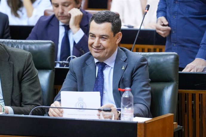 El presidente de la Junta de Andalucía, Juanma Moreno, durante la sesión de control en el pleno del Parlamento andaluz. A 10 de abril de 2025, en Sevilla (Andalucía, España). (Foto de archivo).