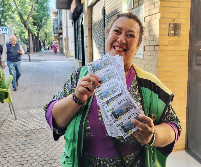 La vendedora Susana Romero, en la avenida Hytasa de la capital andaluza.