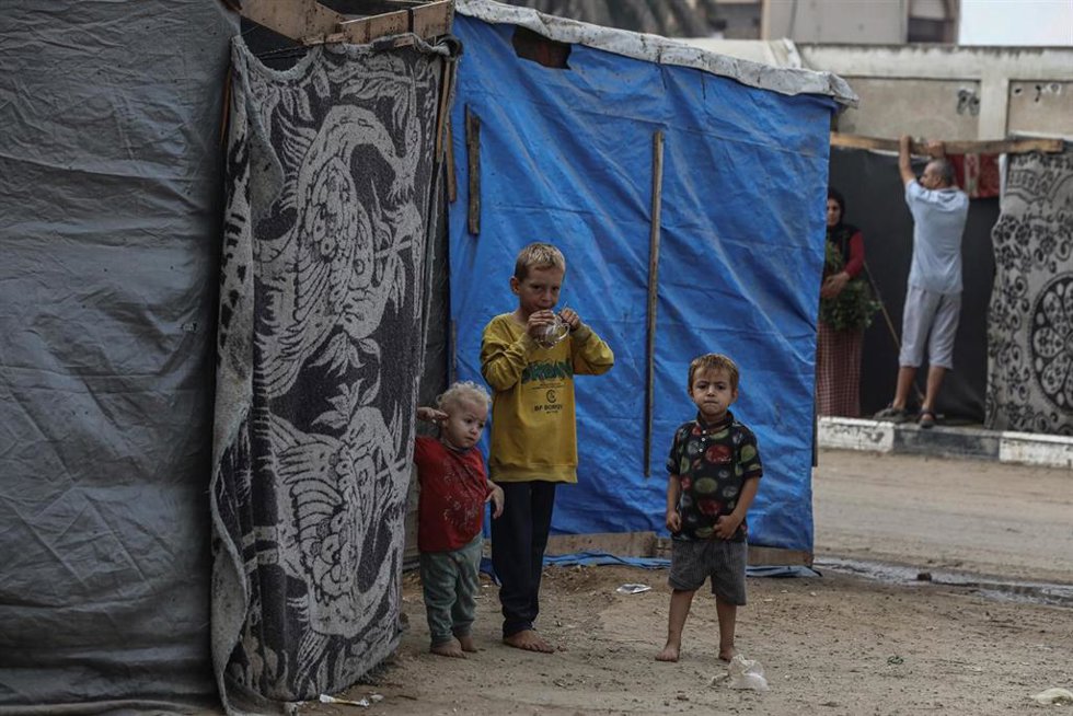 Archivo - Varios niños en un refugio para desplazados en la Franja de Gaza.