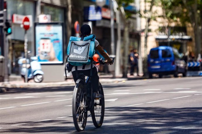 Archivo - Deliveroo y los 'riders' firman un acuerdo para incrementar la seguridad