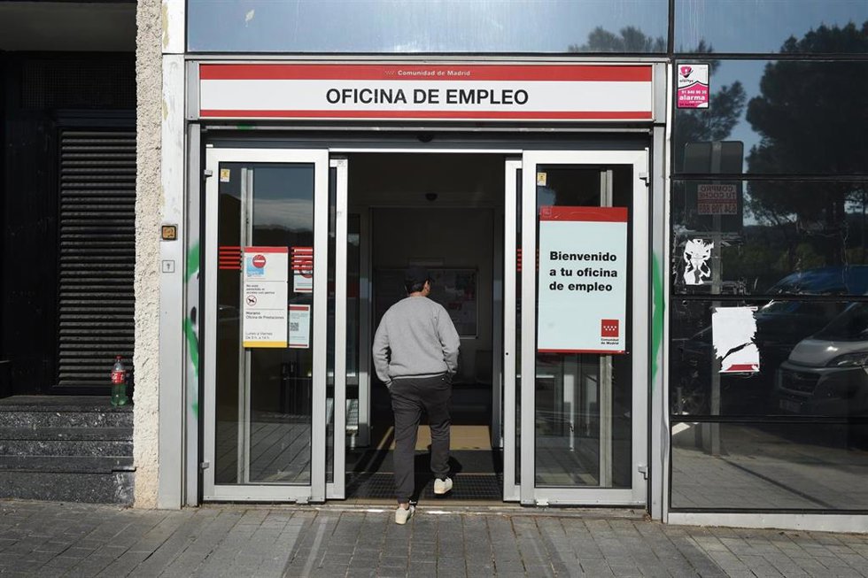 Un hombre entra a una oficina de empleo, a 6 de mayo de 2025, en Madrid (España). La Seguridad Social ganó una media de 230.993 cotizantes en abril respecto al mes anterior (+1,1%), gracias, sobre todo, al impulso de la hostelería, que sumó más de 108.0